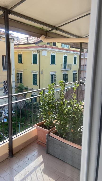Dal balcone si vedono le palazzine di via Siena