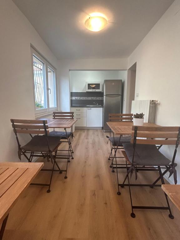 La sala colazione con i tavolini e l’angolo cottura
