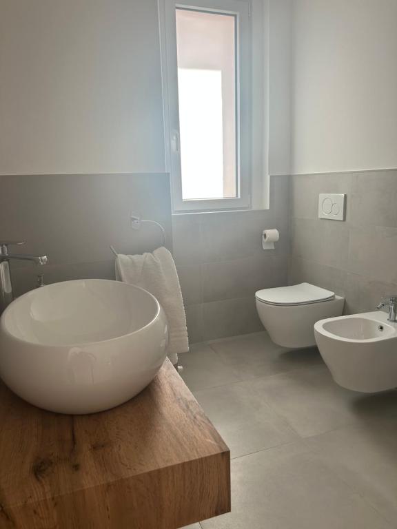Bagno con lavabo a catino su piano in rovere