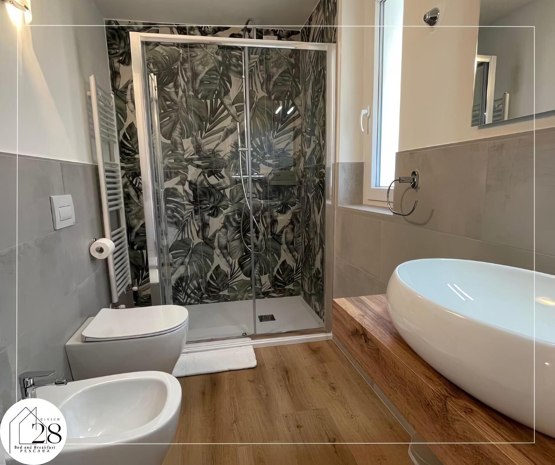 Bagno con lavabo ovale e doccia
