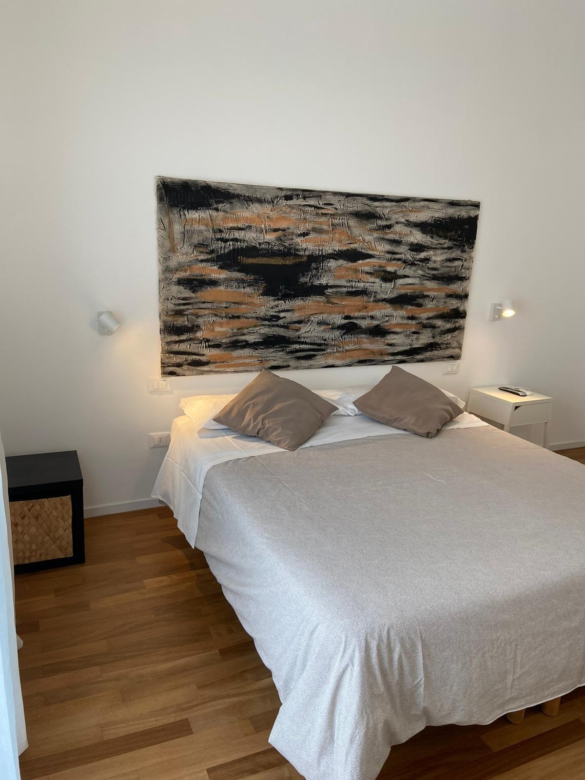 Camera 1, matrimoniale con quadro sopra il letto