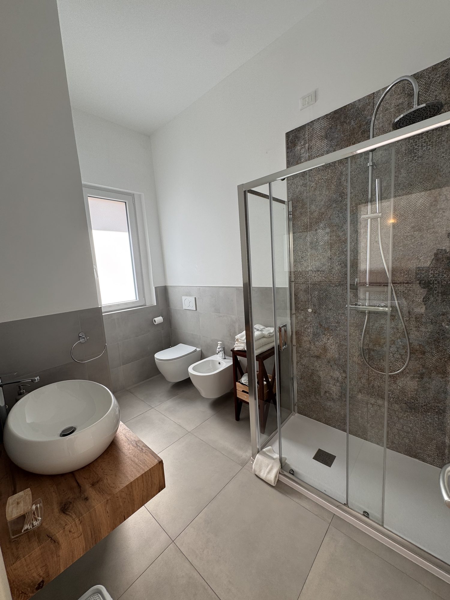 Bagno della camera 2 con lavabo a bacinella e doccia