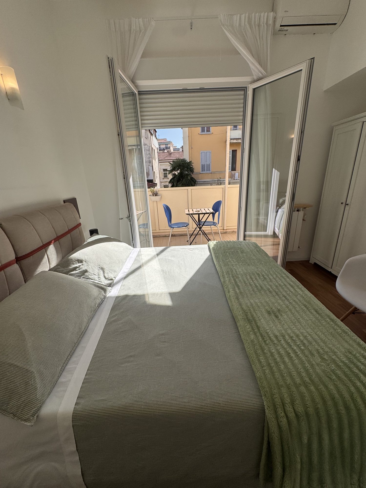 Camera 2, dal letto verso la porta finestra aperta sul balcone